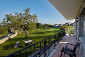 balcón con 2 bancos y vistas a un parque en Alojamiento extrahotelero casa Ernestina en Castillo