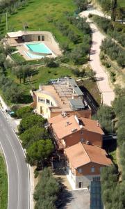 une vue aérienne sur une maison avec une route dans l'établissement Hotel Il Castellaccio, à Piccione