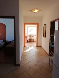 un pasillo con una habitación con una mesa y un sofá en Guest House Surina, en Rupa