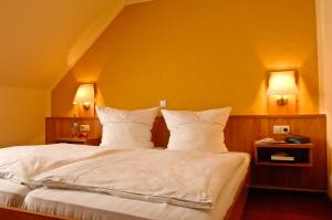 Postel nebo postele na pokoji v ubytování Hotel Vergissmeinnicht