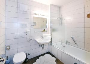 Kúpeľňa v ubytovaní Seehaus "Kärnten Inn" mit direktem Seezugang und E-Ladestation