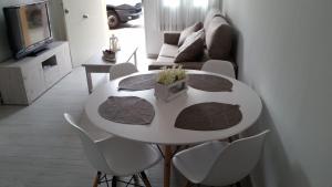a white table and chairs in a living room at Apartamento Pimienta in Tarifa +1 photo