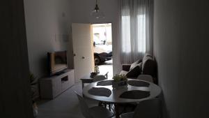 a living room with a table and a tv at Apartamento Pimienta in Tarifa