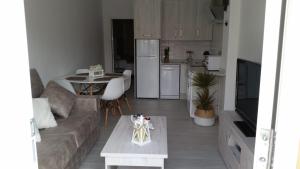 a living room with a couch and a table at Apartamento Pimienta in Tarifa