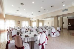 Un restaurante o sitio para comer en Hotel Romerito