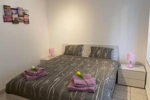 una camera da letto con un letto con due asciugamani sopra di Casa Cincillà ad Ascona