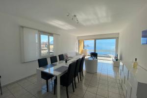 un soggiorno con tavolo, sedie e divano di Casa Cincillà ad Ascona