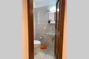 un bagno con un water e un lavandino di Casa Cincillà ad Ascona