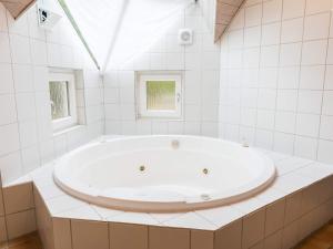 Kylpyhuone majoituspaikassa Holiday home Nørre Nebel XCIX