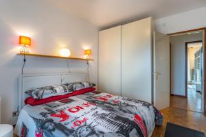 - une chambre avec un lit king-size et un placard dans l'établissement ZIA DINA APARTMENT, à Pasian di Prato