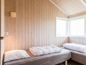 - une chambre avec 2 lits dans une chambre avec une fenêtre dans l'établissement Holiday home Hvide Sande LVIII, à Hvide Sande
