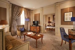 TV a/nebo společenská místnost v ubytování Hotel Principe Di Savoia - Dorchester Collection