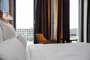 Postel nebo postele na pokoji v ubytování Steigenberger Airport Hotel Berlin