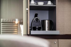 Příslušenství pro přípravu čaje a kávy v ubytování Steigenberger Airport Hotel Berlin