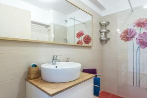 un baño con lavabo y espejo en Magic Theatre Faro Center, en Faro 16 fotos más