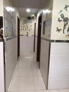 香港的住宿－E-Dragon Hotel 一龙酒店，墙上挂有绘画的博物馆走廊