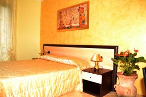 A bed or beds in a room at La Baia del Lago