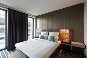 Postel nebo postele na pokoji v ubytování Steigenberger Airport Hotel Berlin + 19 fotografií