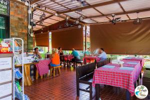 Siri Lanta Resort tesisinde bir restoran veya yemek mekanı
