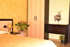 A bed or beds in a room at La Baia del Lago