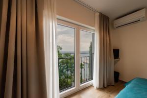 新維諾多爾斯基的住宿－Mitan Accommodation，一间卧室设有美景大窗户