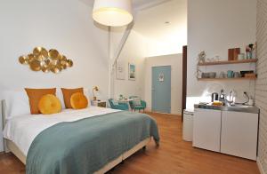 a bedroom with a large bed and a kitchen at Citystays Deventer in Deventer