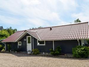 czarny dom z czerwonym dachem w obiekcie Holiday home Oksbøl L w mieście Oksbøl