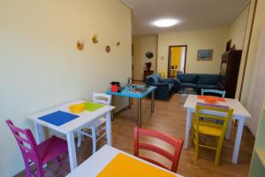 Pokój ze stołami i krzesłami oraz salonem w obiekcie B&B Il castagno w mieście Roccavione