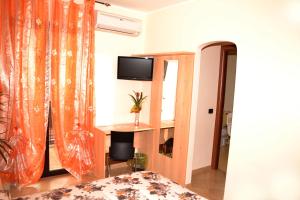 A television and/or entertainment centre at La Baia del Lago
