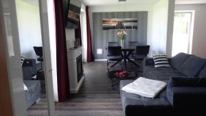 sala de estar con sofá y mesa en Strandmuschel en Ostseebad Sellin
