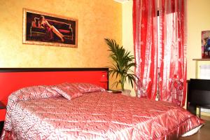 A bed or beds in a room at La Baia del Lago