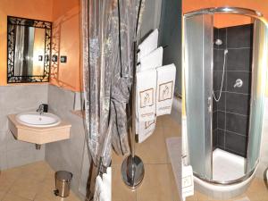 A bathroom at La Baia del Lago Még 22 kép