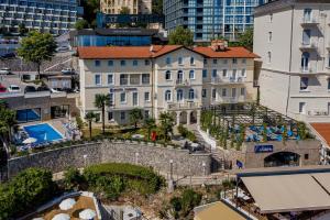 奥帕提亚Hotel Domino的城市建筑的鸟瞰图