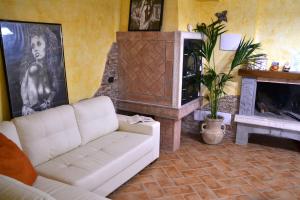 A seating area at La Baia del Lago