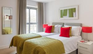 a hotel room with two beds and two lamps at SACO Bristol - Broad Quay in Bristol
