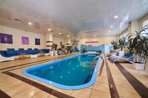 a swimming pool in a large room with a swimming pool at Отель Арт-Ульяновск Левый берег in Ulyanovsk