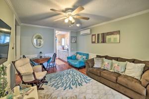 uma sala de estar com um sofá e uma ventoinha de tecto em Coastal Pet-Friendly Cottage Less Than half Mi to Beaches em Chesapeake Beach