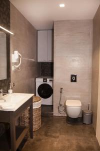 uma pequena casa de banho com WC e lavatório em Central Comfy Modern Flat 2 bedrooms 2 bathrooms em Atenas