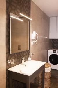 uma casa de banho com um lavatório e um espelho em Central Comfy Modern Flat 2 bedrooms 2 bathrooms em Atenas