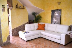 A seating area at La Baia del Lago