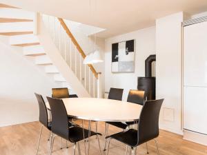 ein Esszimmer mit Tisch und Stühlen in der Unterkunft Modern Beach Retreat in Blavand-By Traum in Blåvand + 14 Fotos