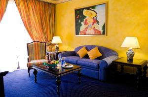 a living room with a blue couch and a table at Europe Villa Cortes GL in Playa de las Americas
