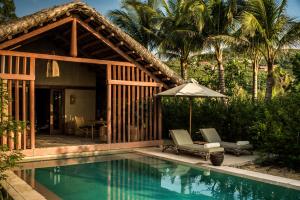 eine Villa mit einem Pool und einem Haus in der Unterkunft Zannier Hotels Bai San Hô in Song Cau
