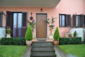 A garden outside La Baia del Lago