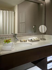 W łazience znajduje się umywalka i lustro. w obiekcie Cambridge Suites Hotel Halifax w mieście Halifax