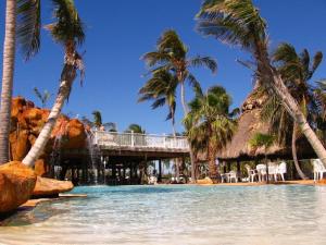 una piscina con palmeras y un complejo en Coconut Cove Resort & Marina, en Islamorada