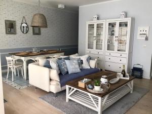 A seating area at Morski Apartament Hampton w Playa Baltis