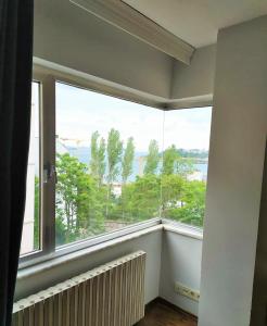 Habitación con ventana grande con vistas al agua. en Résidence Le Rêve, en Estambul