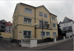 un edificio amarillo al lado de una calle en Hotel Kurpfalz, en Speyer