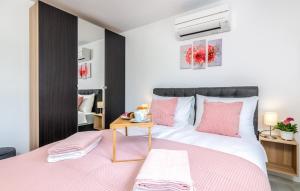 Łóżko lub łóżka w pokoju w obiekcie Modern Apartments Elle Malinska